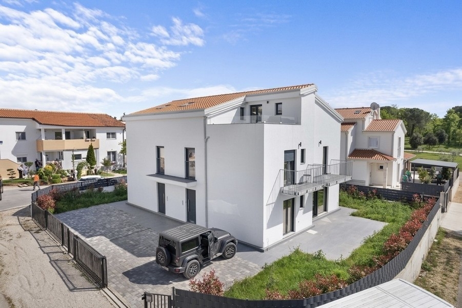 Maison moderne (maison jumelée) près de Porec, Istrie.