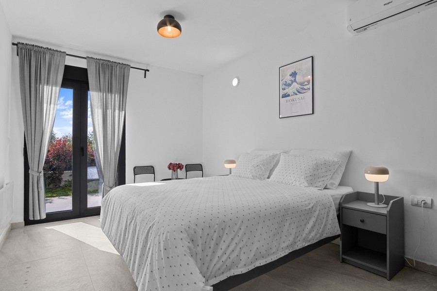 Chambre avec lit double et accès à la terrasse