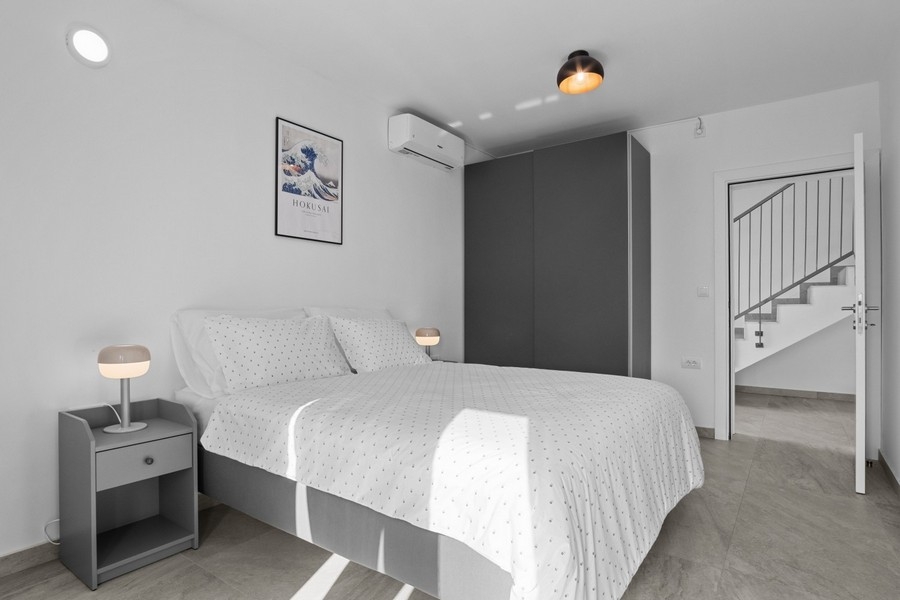Chambre claire avec climatisation et placard intégré