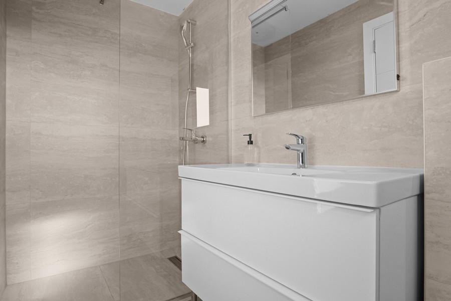 Salle de bains moderne avec douche et vasque
