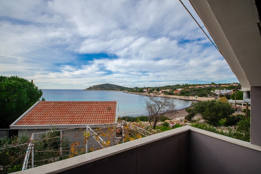 Maison près de la mer sur une île calme près de Trogir en Croatie à vendre.