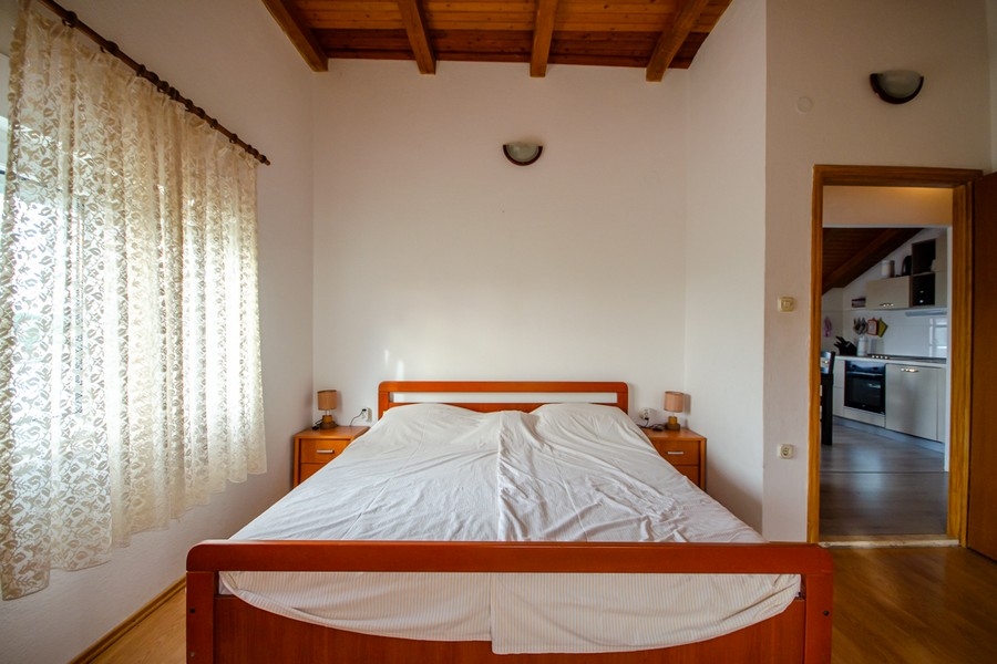 Autre chambre avec lit double et accès au séjour
