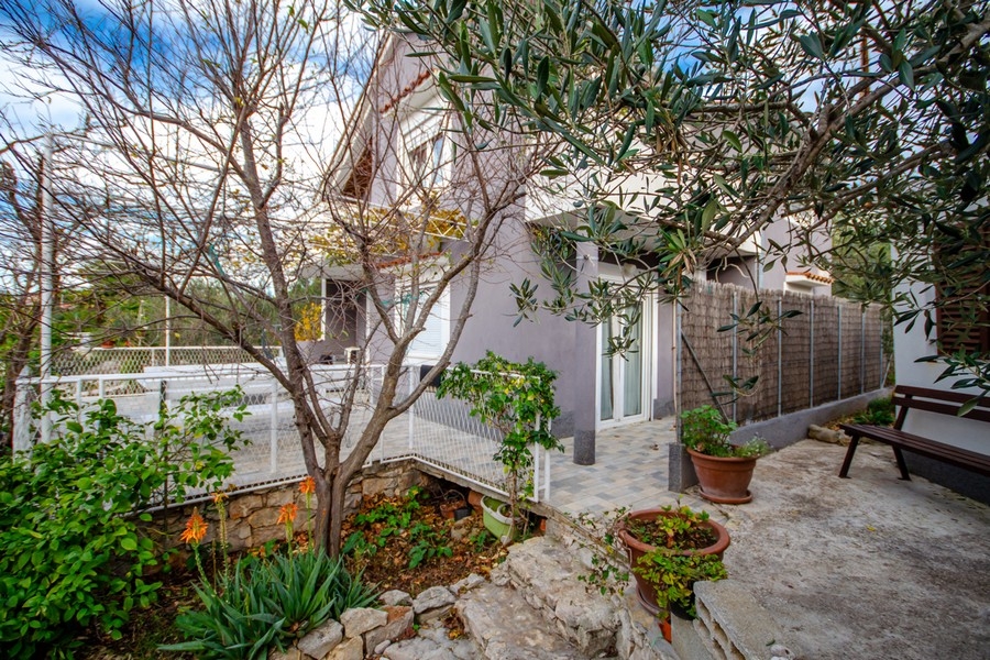 Vaste terrasse avec coin salon et pergola à l'extérieur