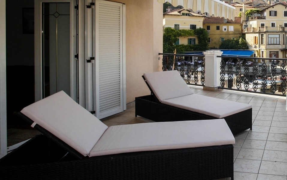 Terrasse avec bains de soleil - bien H3897.
