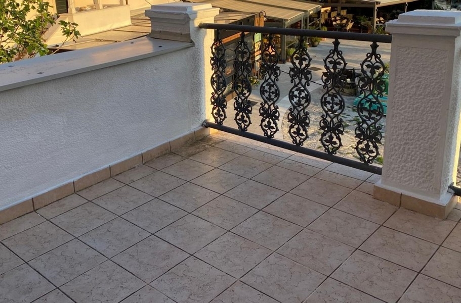 Terrasse et détails.