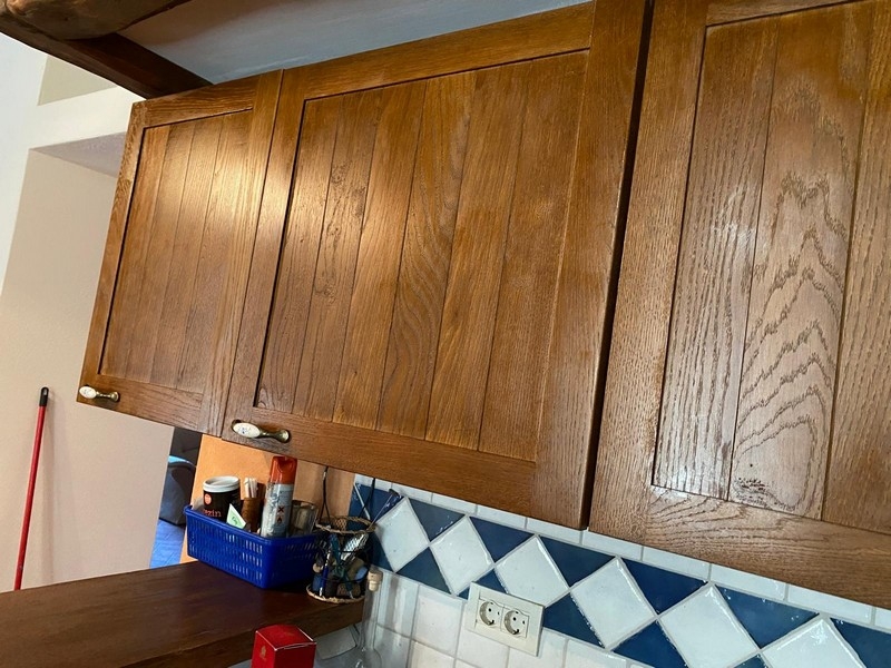 Détail des meubles hauts de la cuisine en bois