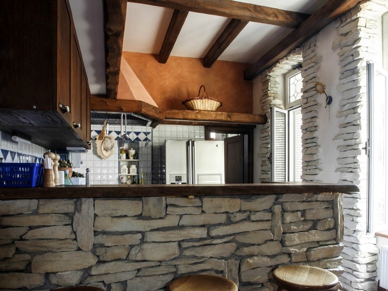 Cuisine avec éléments en pierre naturelle et comptoir
