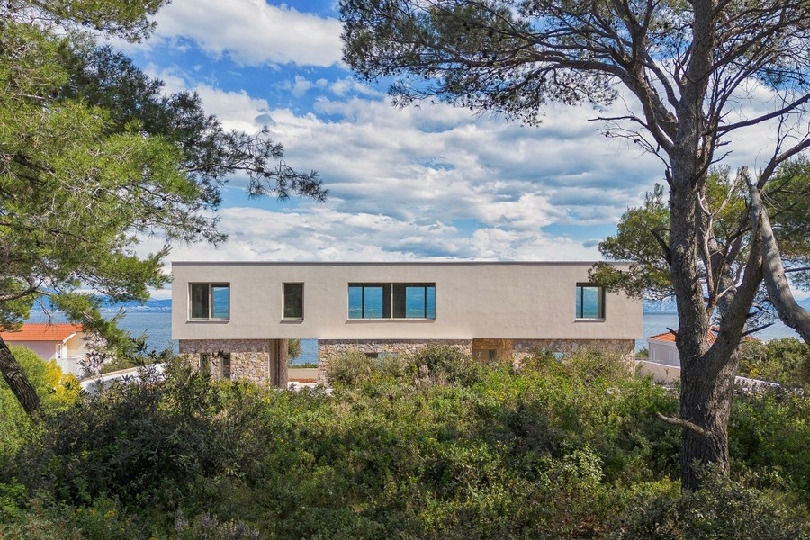 Maison moderne avec vue mer dans un cadre calme