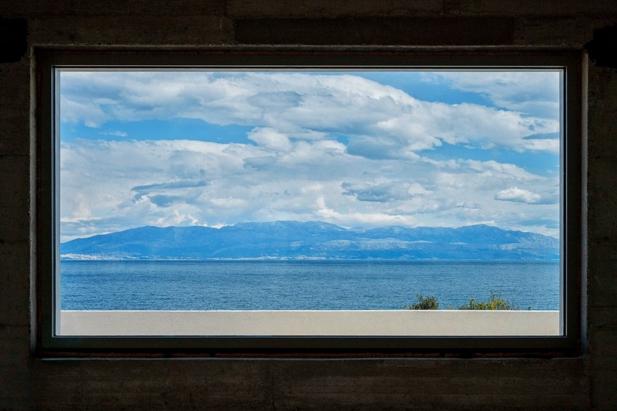 Fenêtre panoramique avec vue sur la mer et la côte