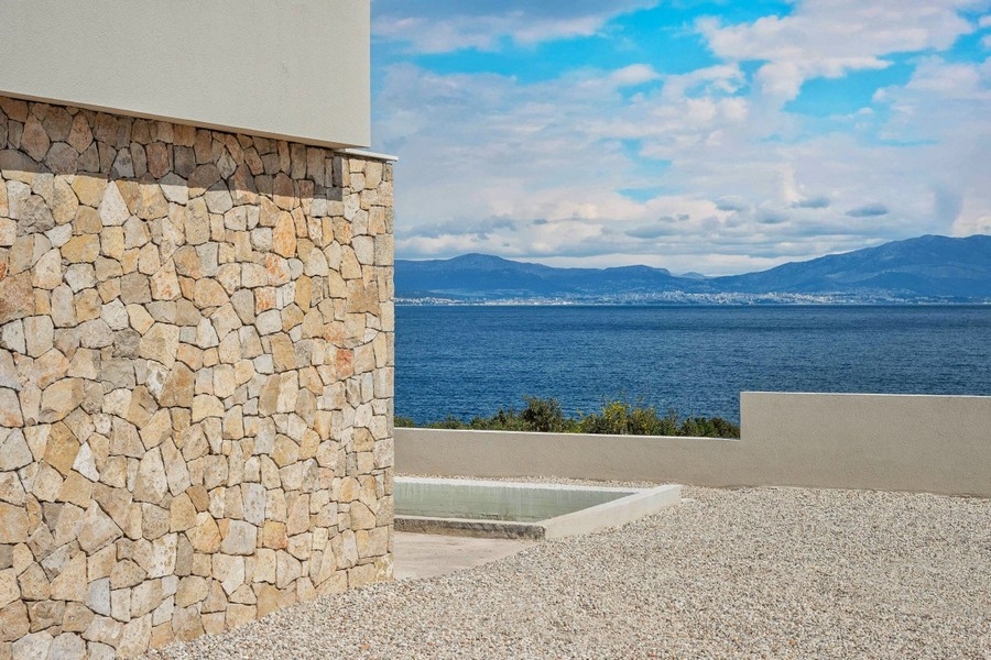 Espace extérieur avec façade en pierre naturelle et vue mer