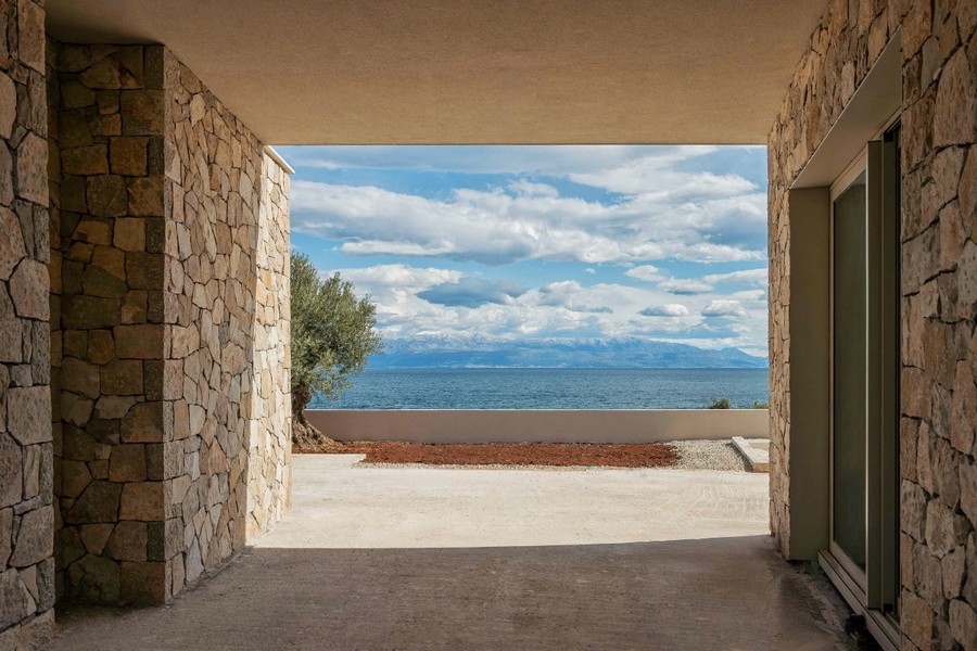 Passage couvert avec vue sur la mer