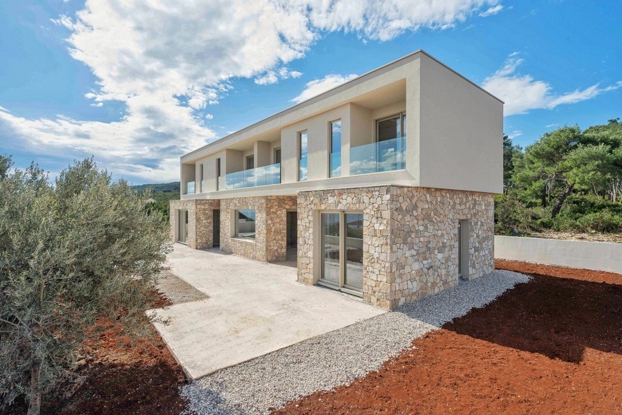 Maison moderne avec terrasse et balcon en verre