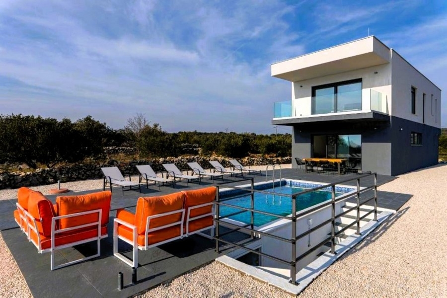 Villa moderne avec piscine et vue mer en Dalmatie.
