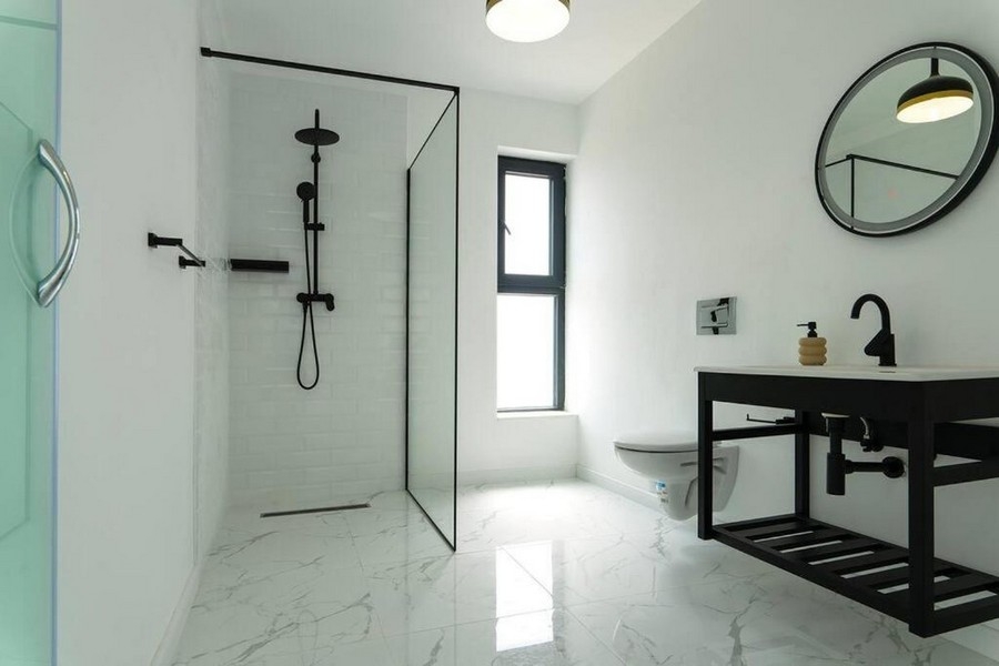 Salle de bains avec douche.