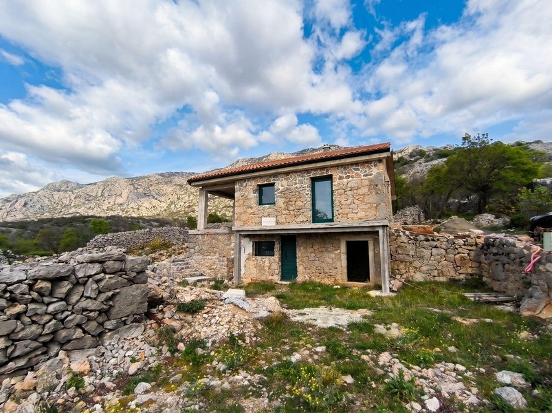 Maison en pierre à achever.