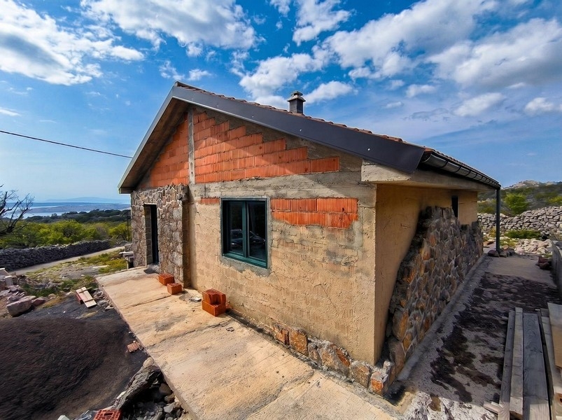 Maison inachevée par beau temps en Croatie.