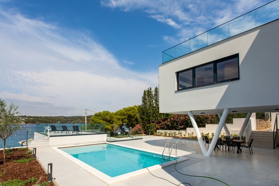 Villa avec piscine directement en bord de mer à vendre, île de Solta, Croatie.