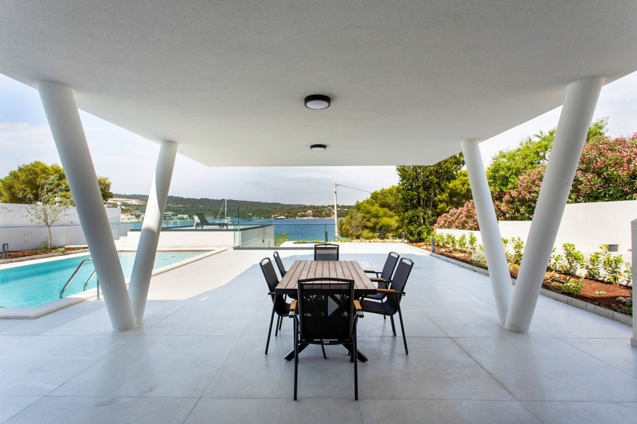 Terrasse avec piscine et vue mer - bien H3903
