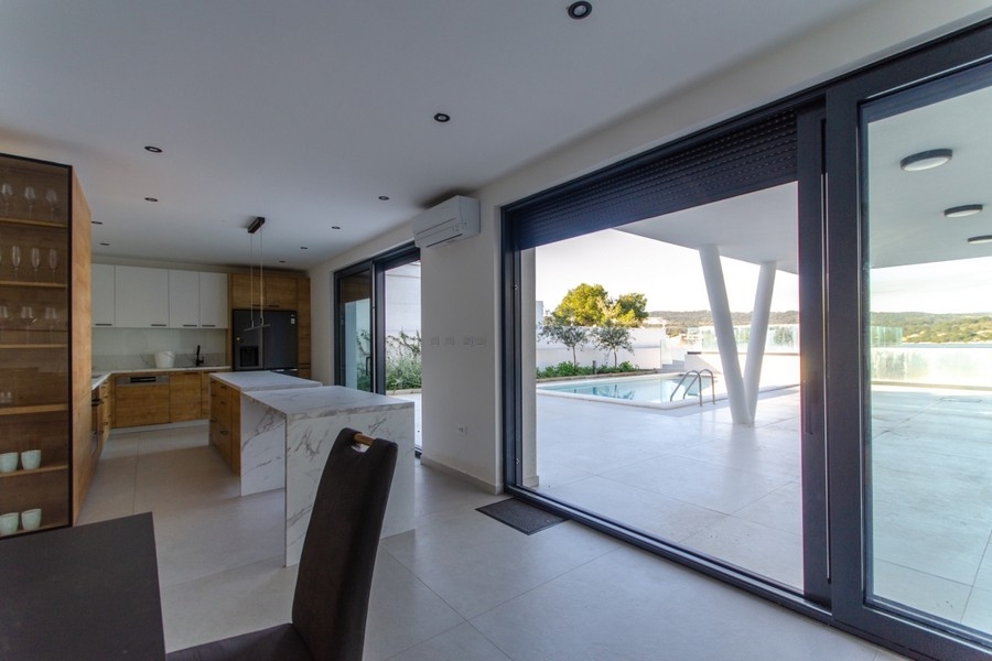 Vue de l'intérieur sur la terrasse en bord de mer.