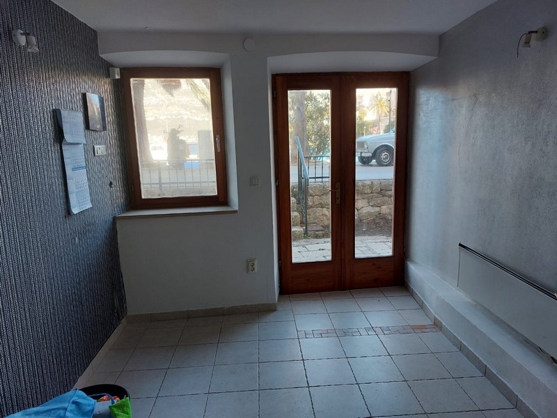 Pièce du rez-de-chaussée avec accès à l'extérieur