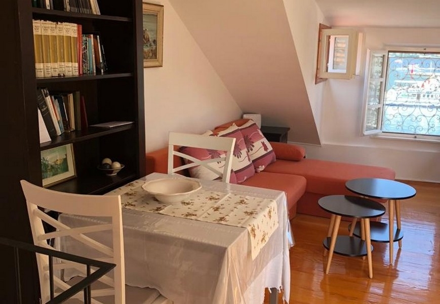 Pièce sous les combles avec coin salon