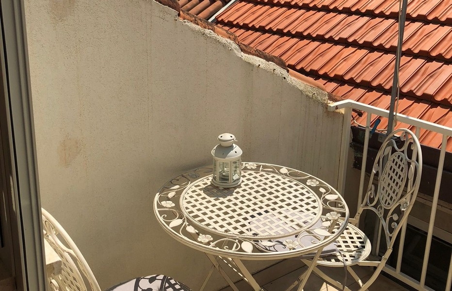 Toit-terrasse avec sièges et vue sur les toits