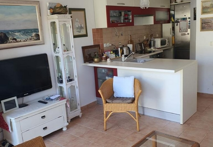 Séjour ouvert avec cuisine et comptoir