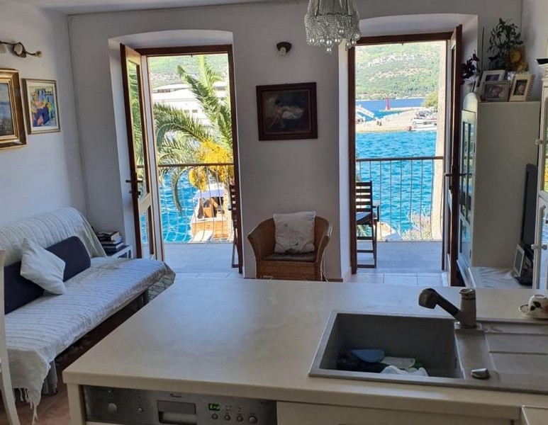 Séjour avec accès au balcon et vue mer