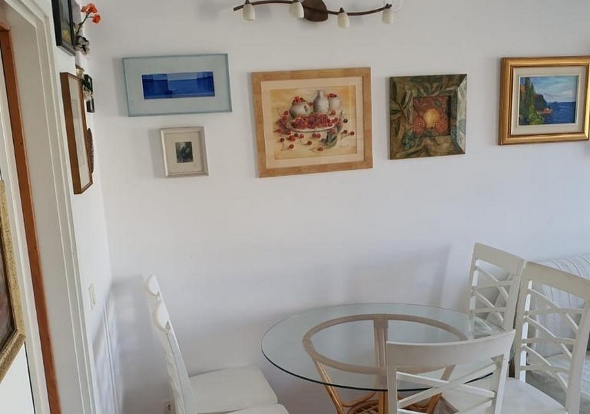 Coin repas avec table ronde et décoration murale