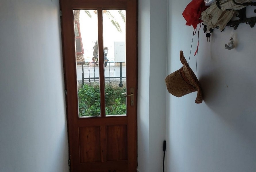 Entrée avec porte en bois