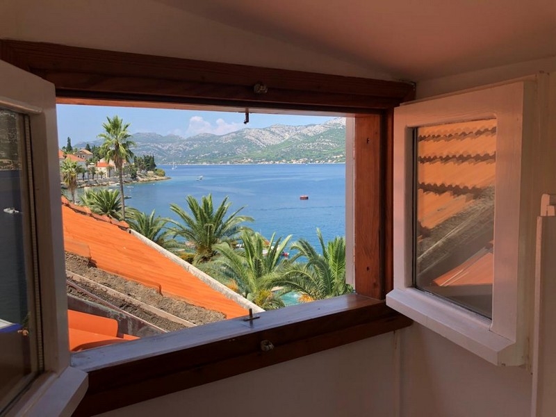 Vue mer depuis la fenêtre avec panorama sur la côte
