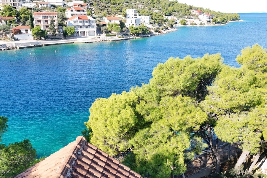 Vue mer sur une baie tranquille avec des maisons sur la côte