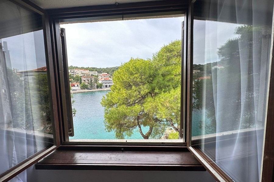 Vue depuis la fenêtre sur la mer et la côte d'en face