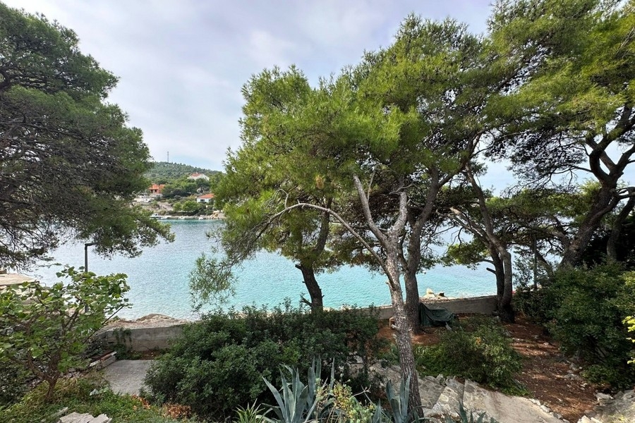 Jardin avec végétation méditerranéenne et accès à la mer