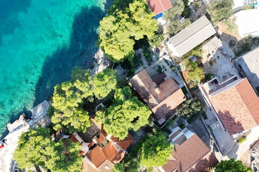 Vue aérienne d'un bien en première ligne de mer avec pinède
