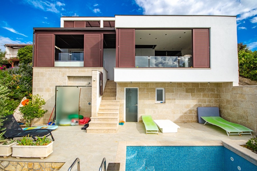 Maison avec piscine en première ligne sur la mer à vendre - Panorama Scouting.