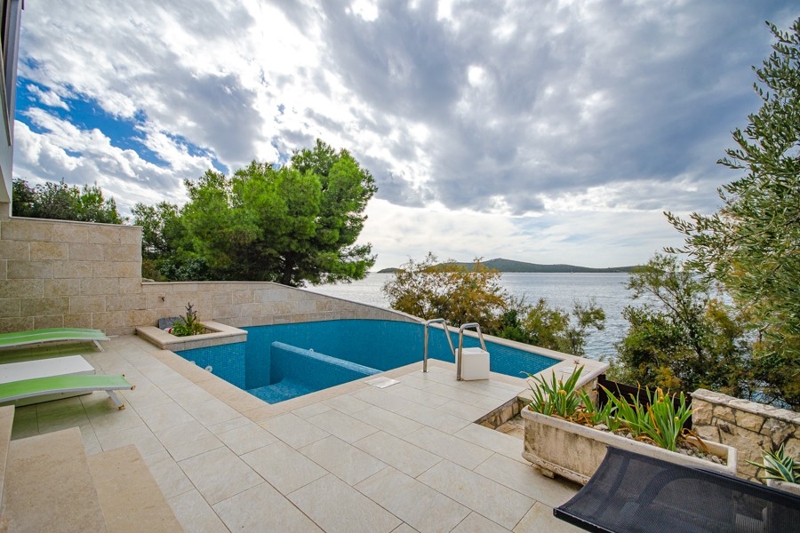 Piscine avec vue mer directement au bord de l'eau en première ligne