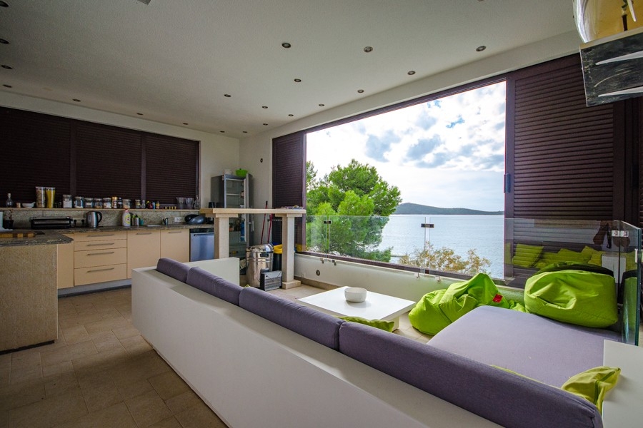Séjour avec cuisine ouverte et vue mer