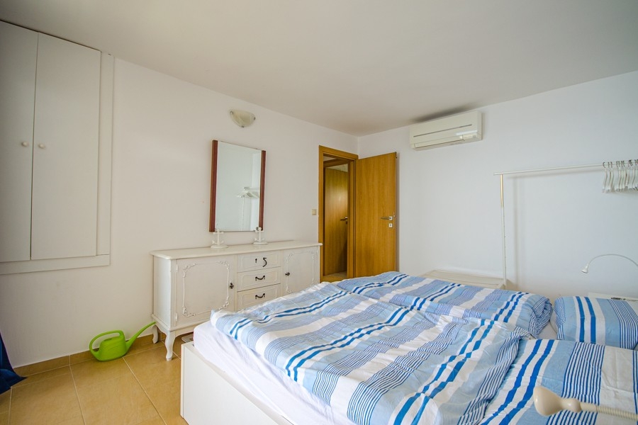 Chambre avec climatisation et équipement simple