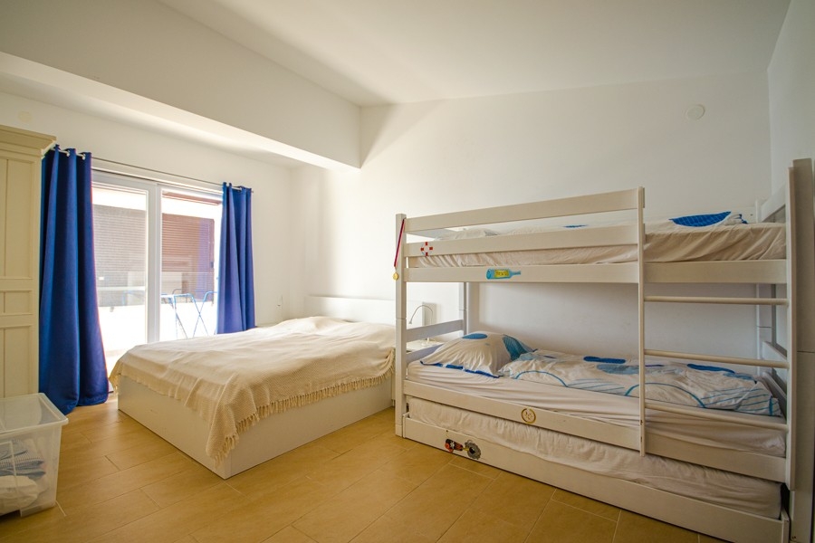 Chambre avec lit double et lit superposé