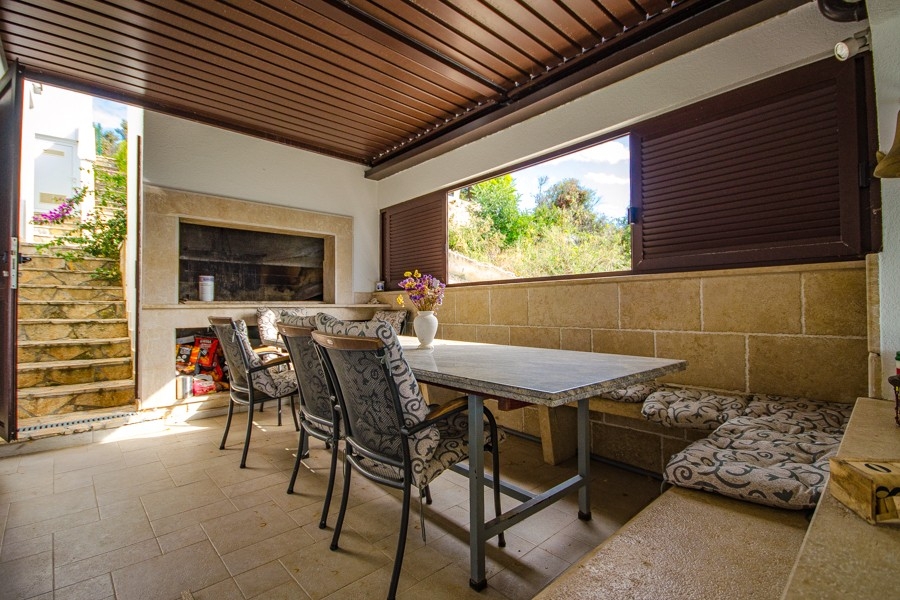 Espace extérieur couvert avec cuisine d'été et barbecue
