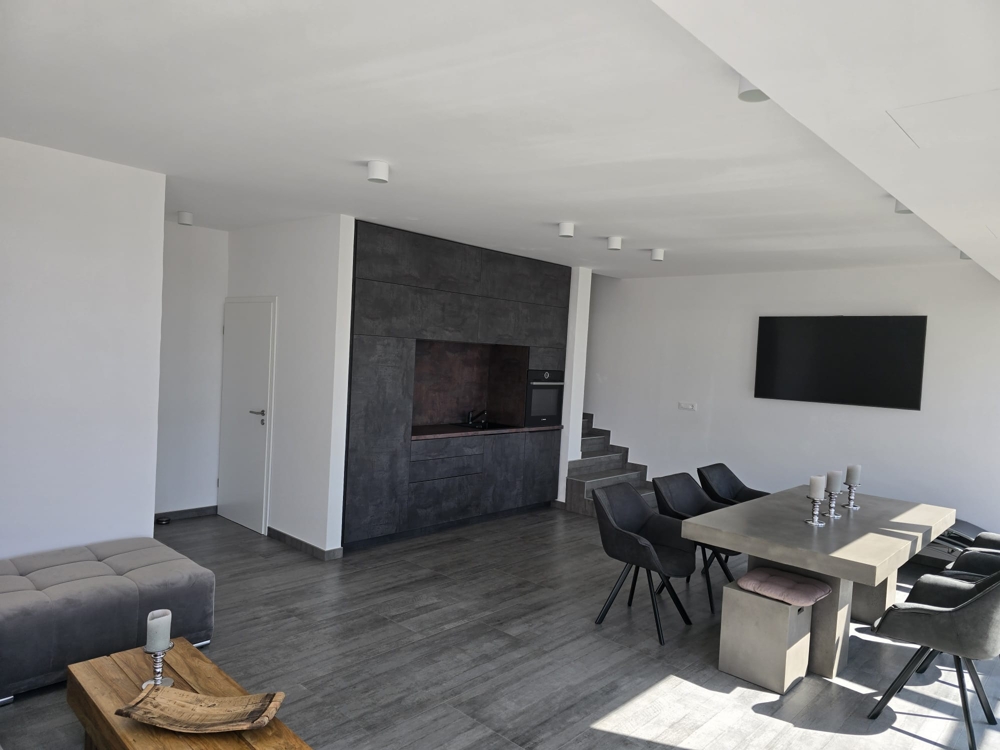 Espace repas et cuisine.