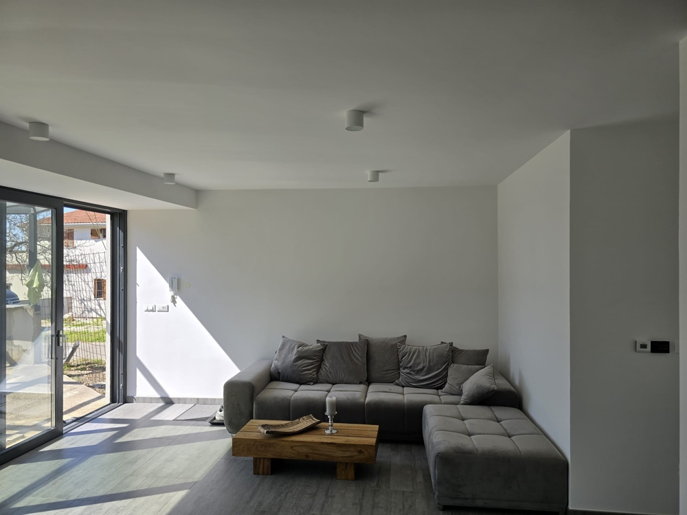 Cuisine design avec appareils encastrés et montée d'escalier