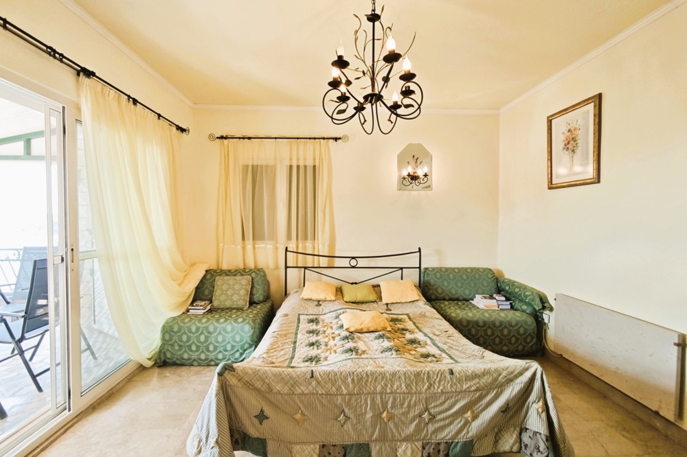 Chambre avec lit double et accès au balcon