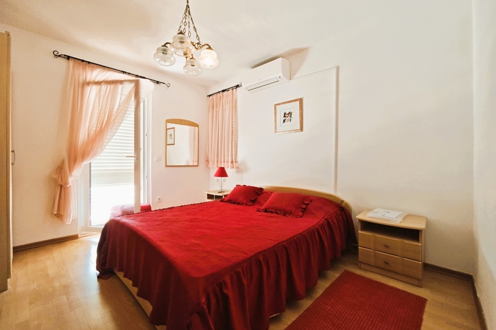 Chambre avec lit double et climatisation