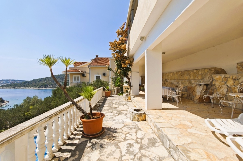 Terrasse avec vue mer et sièges