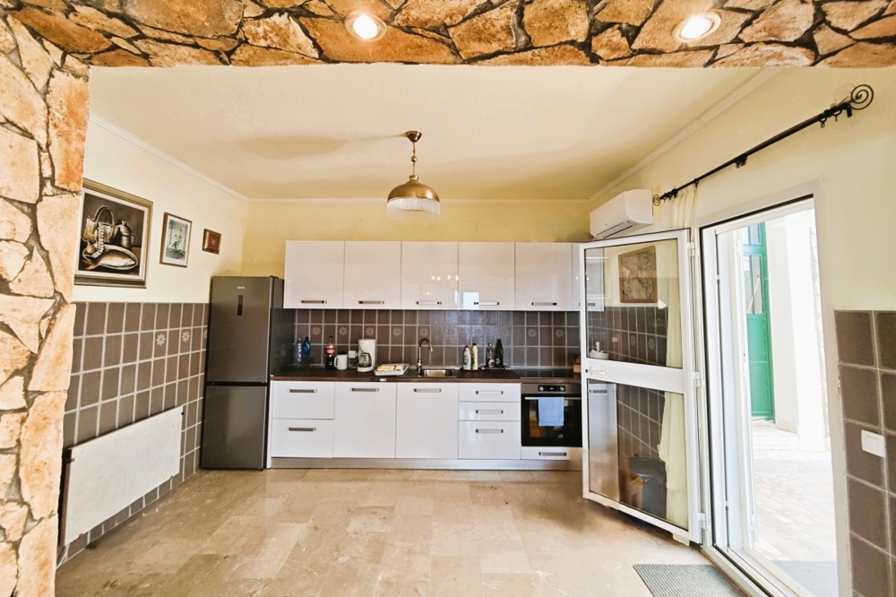 Cuisine-salle à manger équipée avec accès à la terrasse
