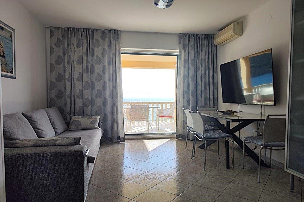 Salon avec accès au balcon et vue mer