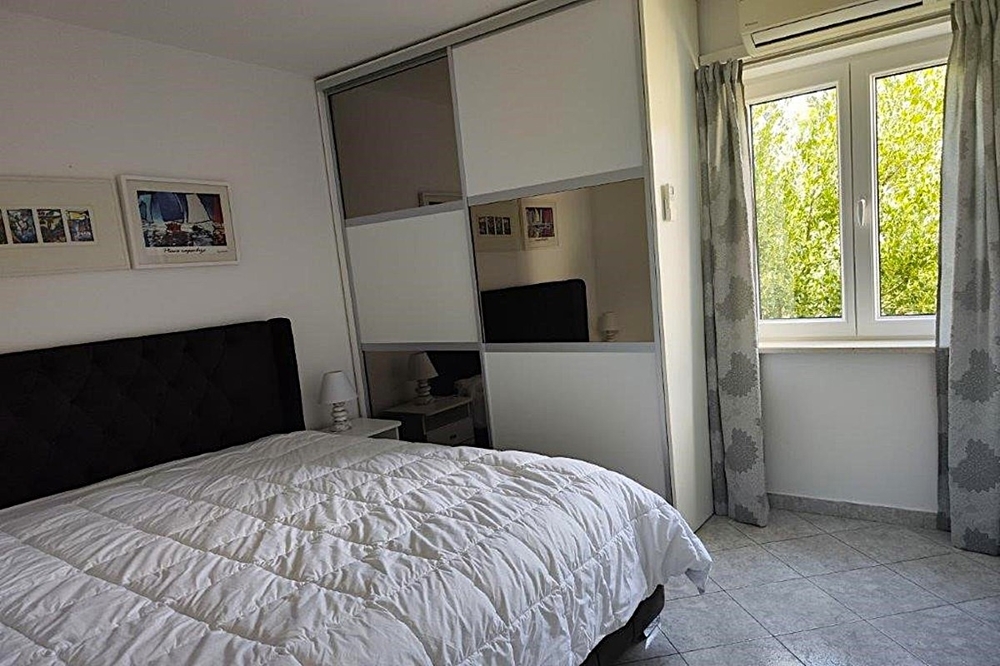 Chambre avec placard intégré et lumière du jour