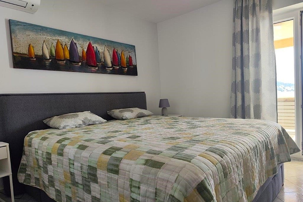 Chambre avec accès au balcon et vue mer